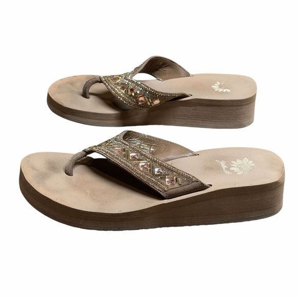 10/$25🦋 Yellow Box Slavica Tan & Gold Rhinestone Sandals - Size 7.5 - Picture 5 of 14